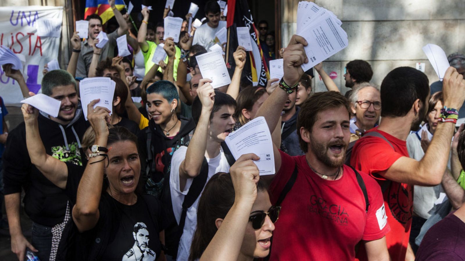 ANC y Omnium Cultural aseguran haber repartido un millón de papeletas para el 1-O