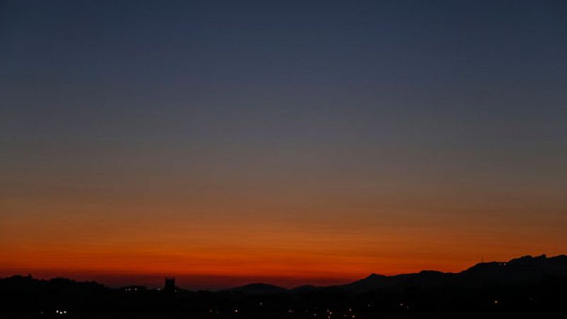 La Agencia Estatal de Meteorología (Aemet) prevé tiempo estable en la mayor parte del país, salvo en el área mediterránea donde habrá descenso de las temperaturas