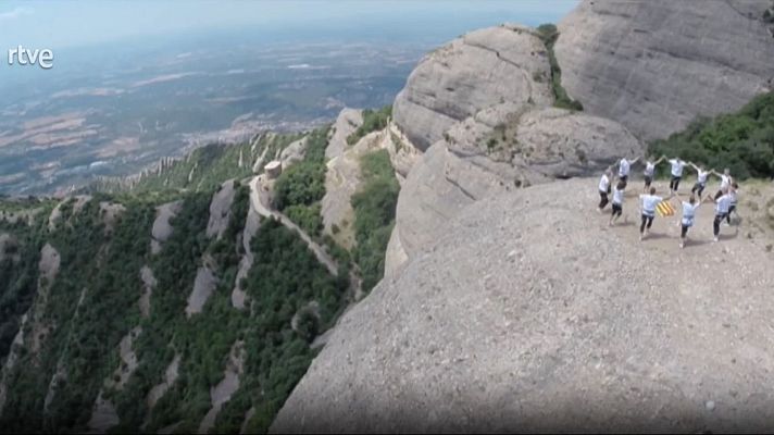L'Informatiu - La sardana Tiana a un cim de Montserrat