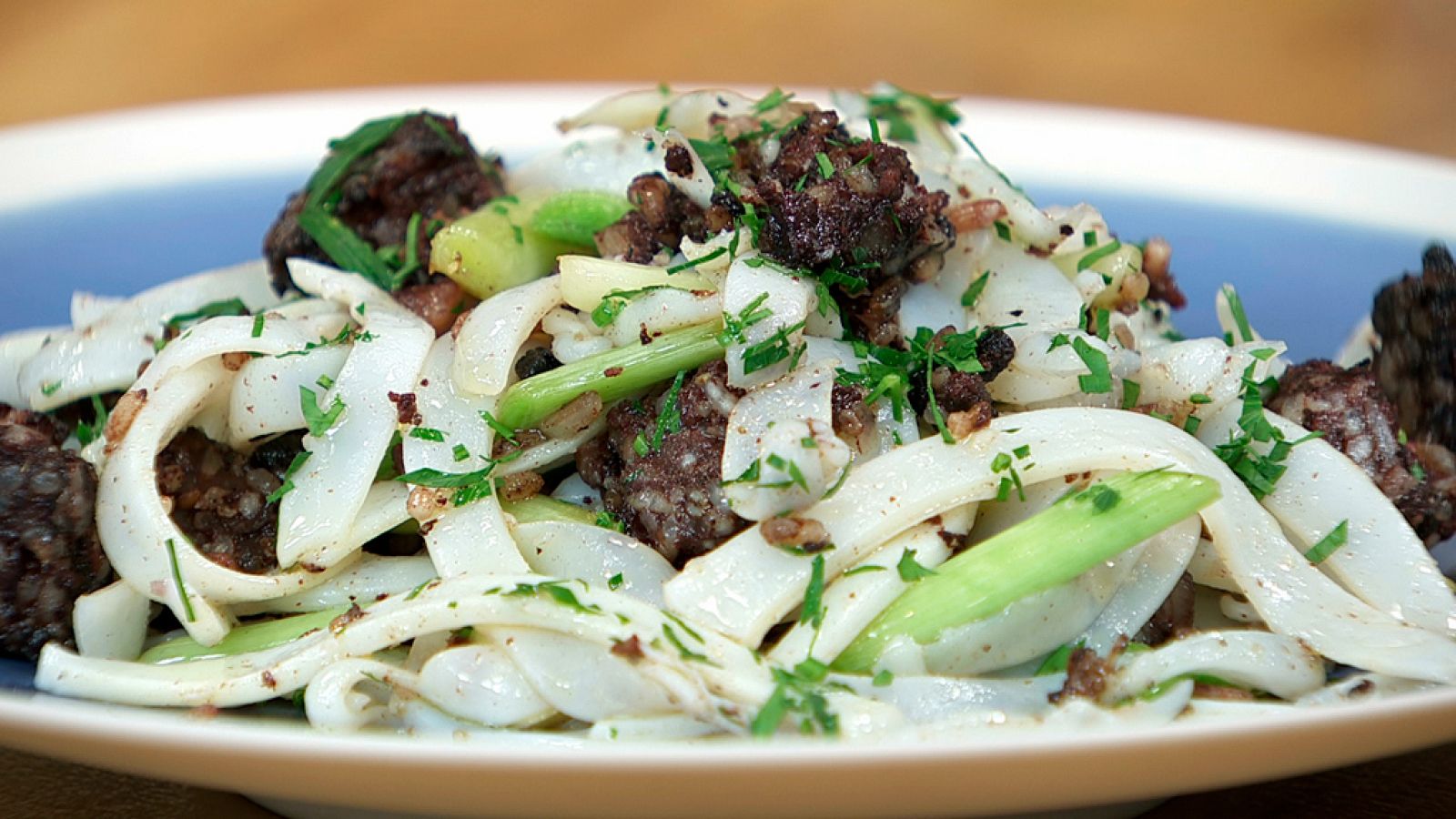 Torres en la cocina - Tallarines de sepia con ajo y perejil