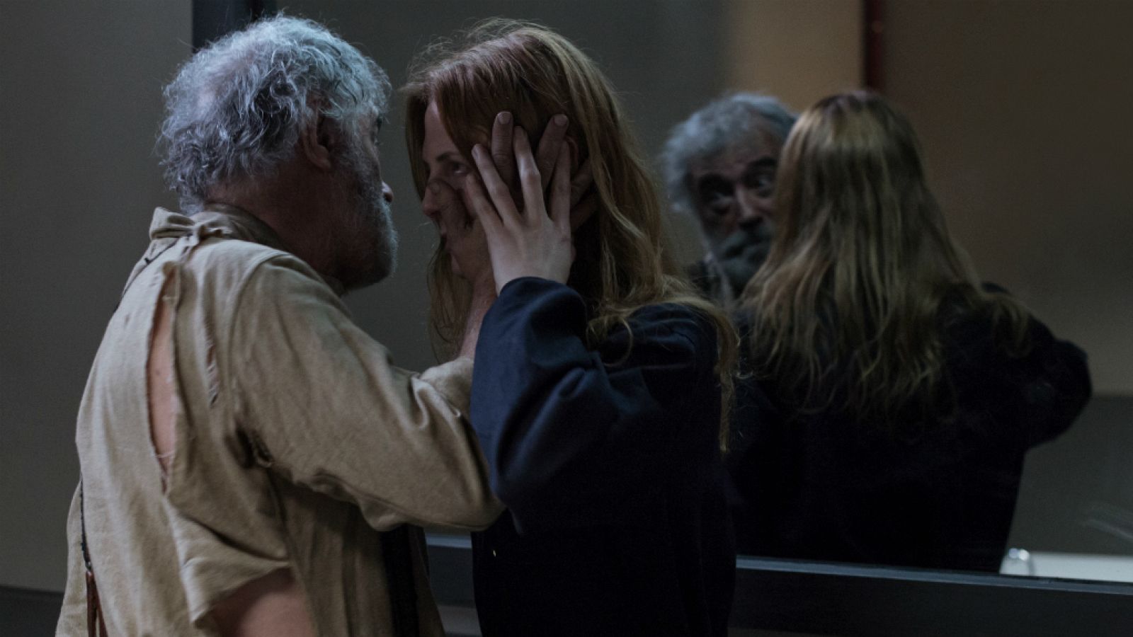 El Ministerio del Tiempo - El padre de Marta intenta asesinar a su hija