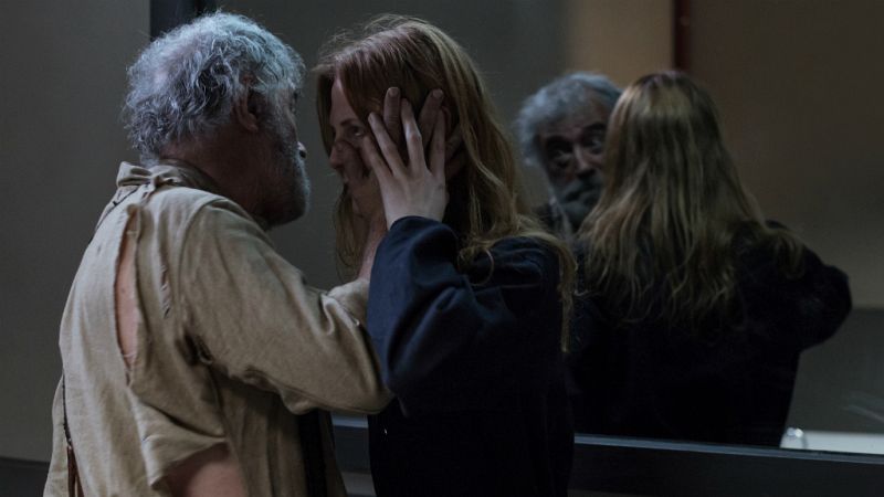 El Ministerio del Tiempo - El padre de Marta intenta asesinar a su hija