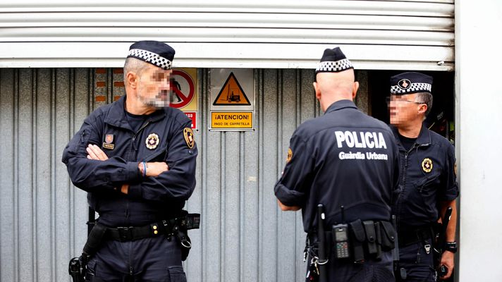  - La Guardia Urbana de Barcelona custodia las urnas que se usan en otras elecciones