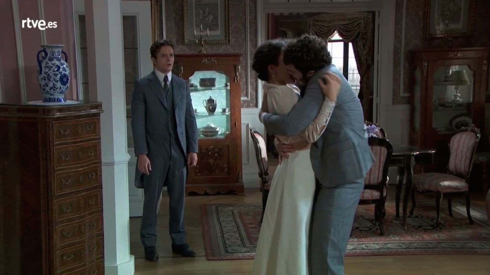 Acacias 38 - Samuel descubre a Blanca y Diego besándose