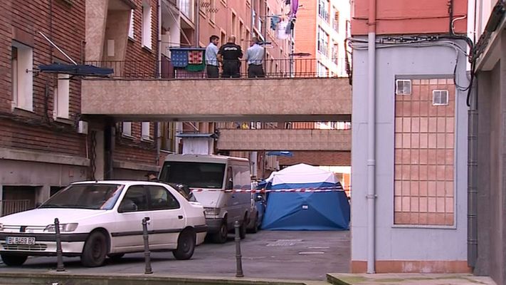Telediario 1 - Muere una mujer en Sestao asesinada por su pareja, que después se ha suicidado