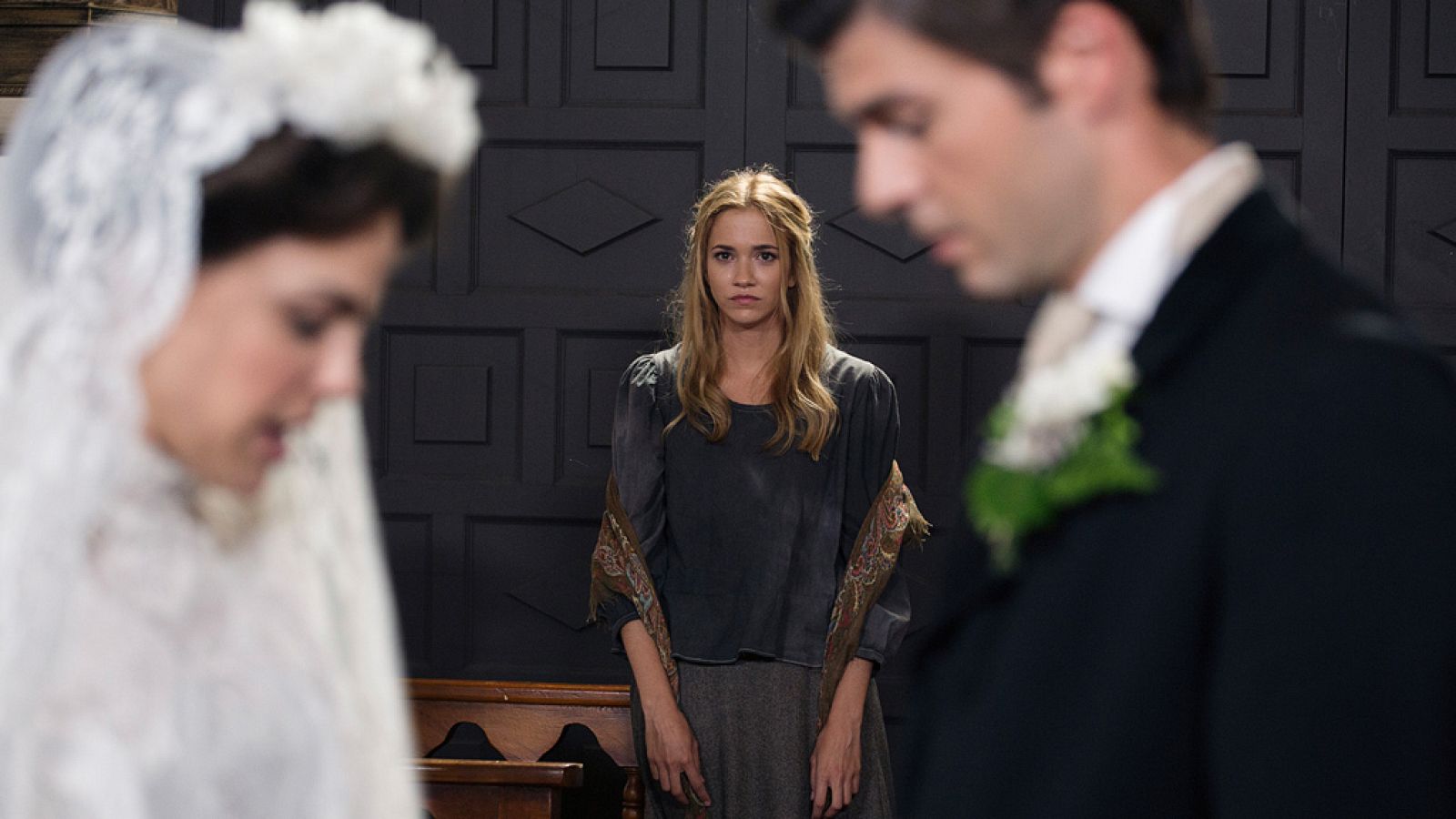 Acacias 38 - Elvira aparece en la boda de Simón