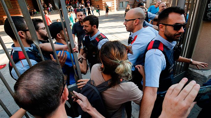 La tarde en 24h - Los Mossos acuden a cerrar los colegios del 1-O, donde acampan grupos de padres con sus hijos