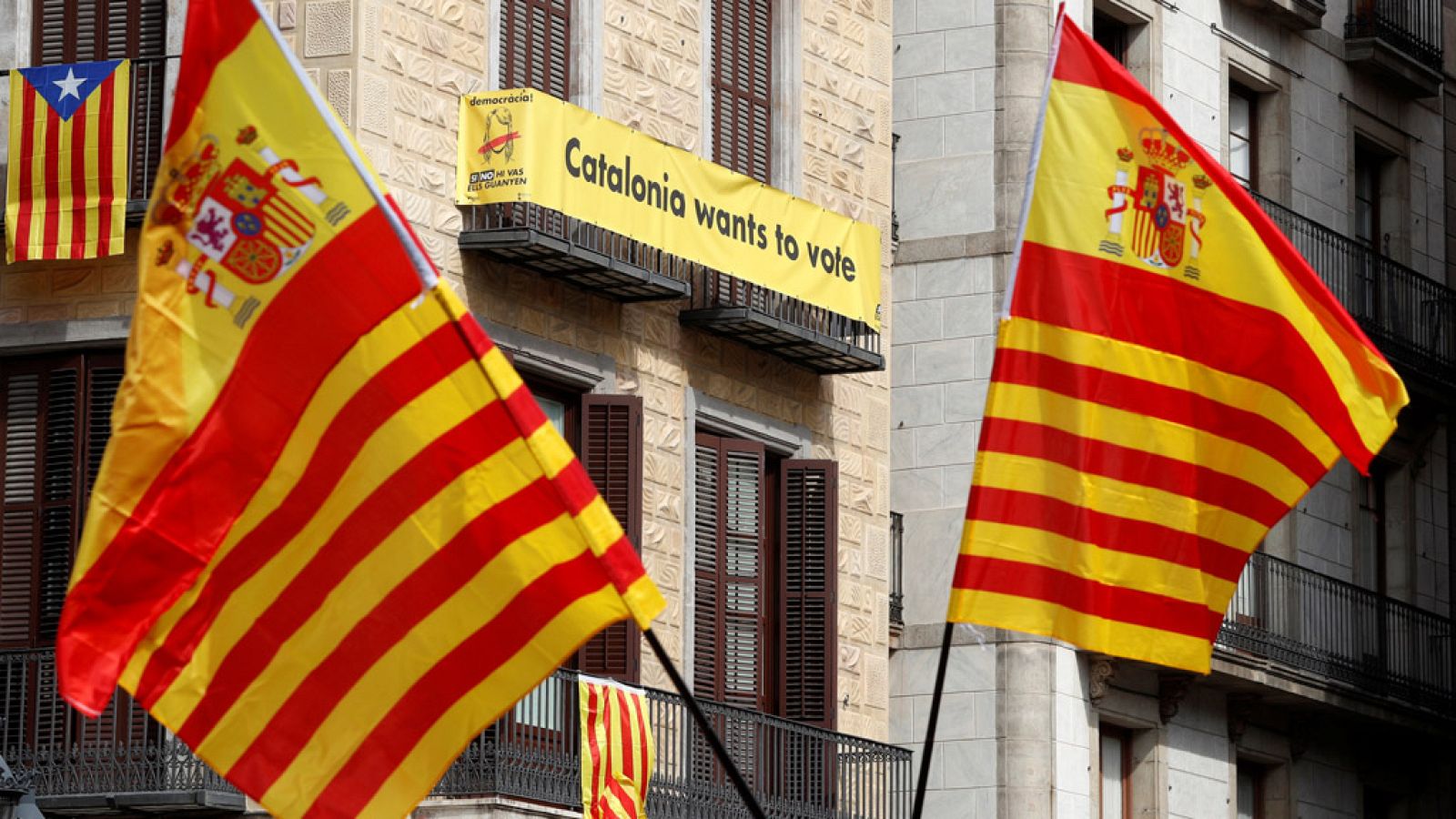 Cientos de personas se concentran en la Plaza de Sant Jaume a favor de la unidad de España - Informativo 24h | Ver