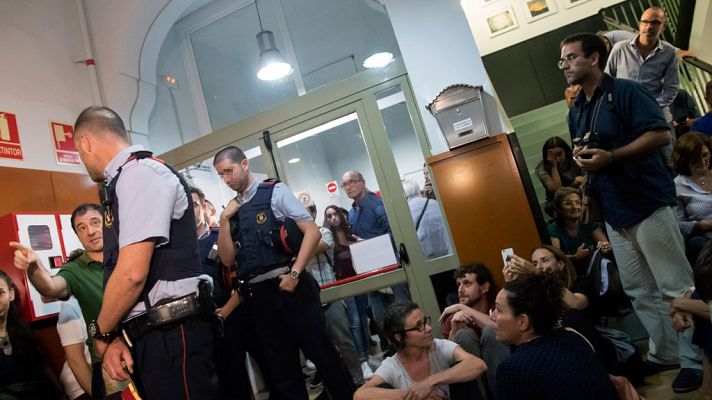 Informativo 24h - Un total de 163 colegios de Cataluña de los 1.300 visitados por los Mossos están ocupados a horas del 1-O