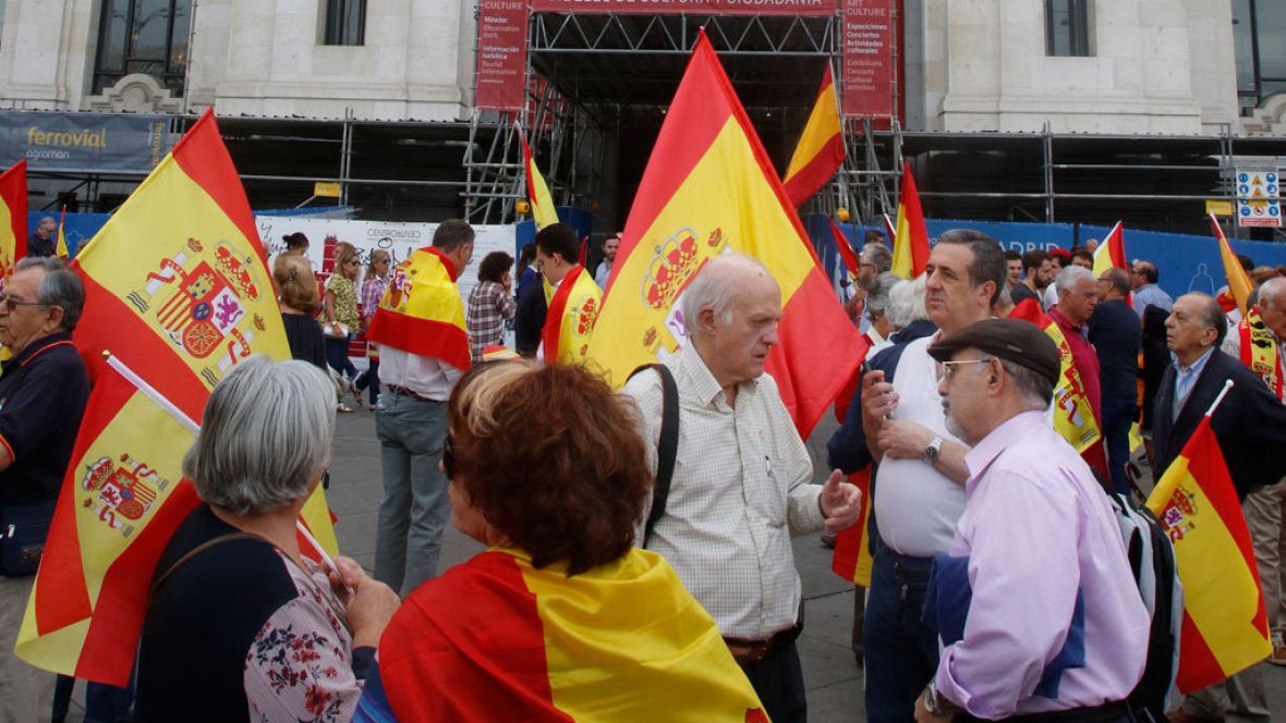 Manifestaciones en los ayuntamientos contra el referéndum Referéndum en Cataluña: Manifestaciones frente a los ayuntamientos contra el 1-O