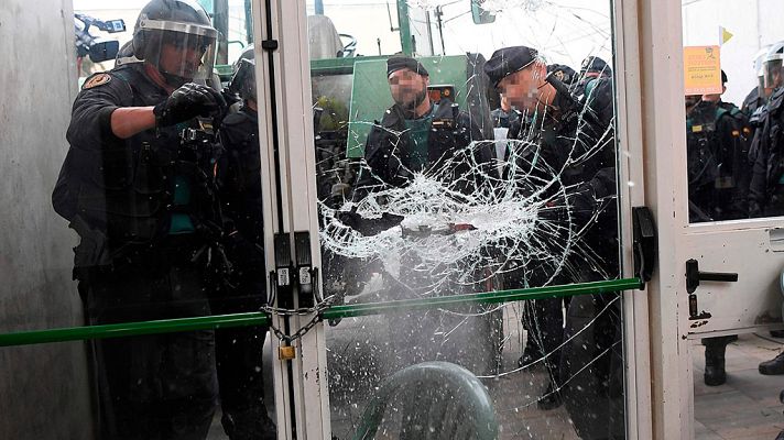  - La Guardia Civil interviene en el colegio donde debía votar Puigdemont en Sant Juliá de Ramis