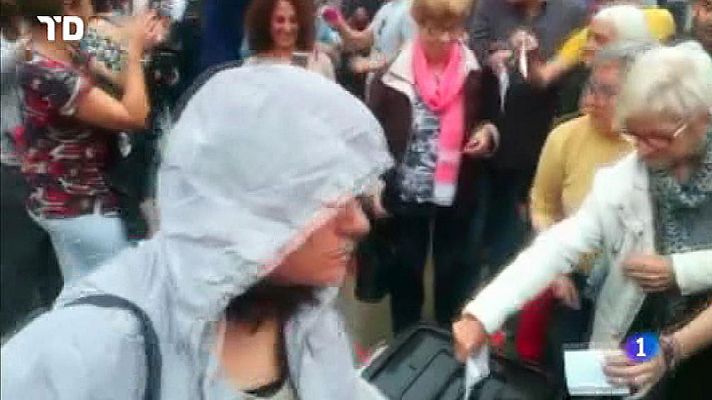 Telediario 1 - Varias personas introducen papeletas en una urna sin control previo