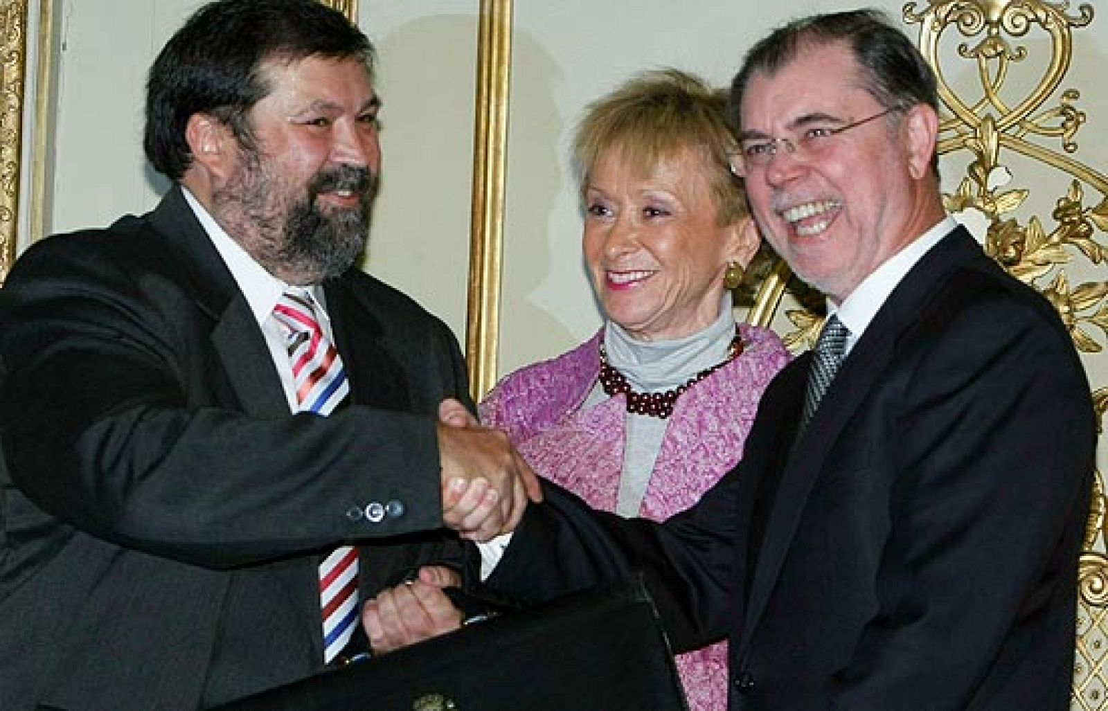 El ex ministro de Justicia, Mariano Fernández Bermejo, ha cedido la cartera ministerial al nuevo ministro, Francisco Caamaño Domínguez, quién ha dicho que es un honor.