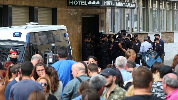 Telediario 1 - Referéndum en Cataluña: Crece el "acoso" a policías y guardias civiles desplazados a Cataluña