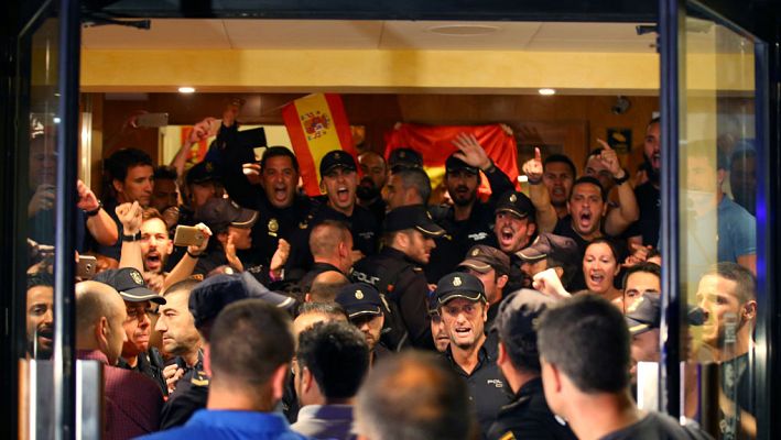 Telediario 1 - Vecinos de Pineda de Mar siguen concentrados para exigir a los policías nacionales que abandonen la ciudad