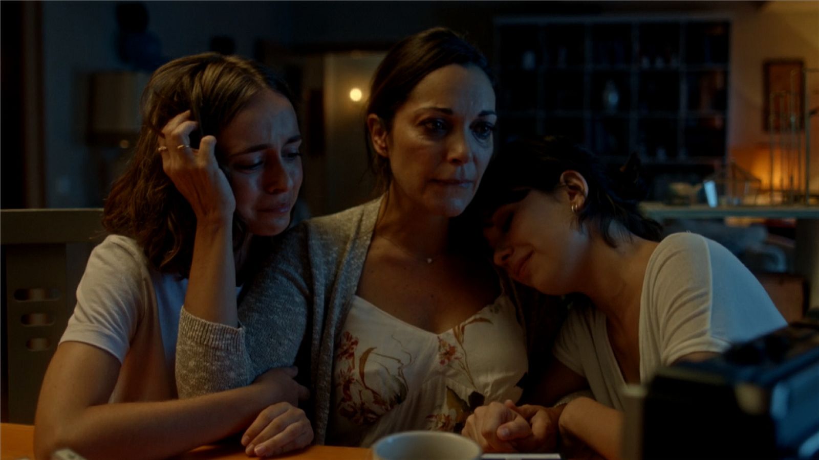 Laura, Bea y Susana escuchan juntas las cintas de Andrés