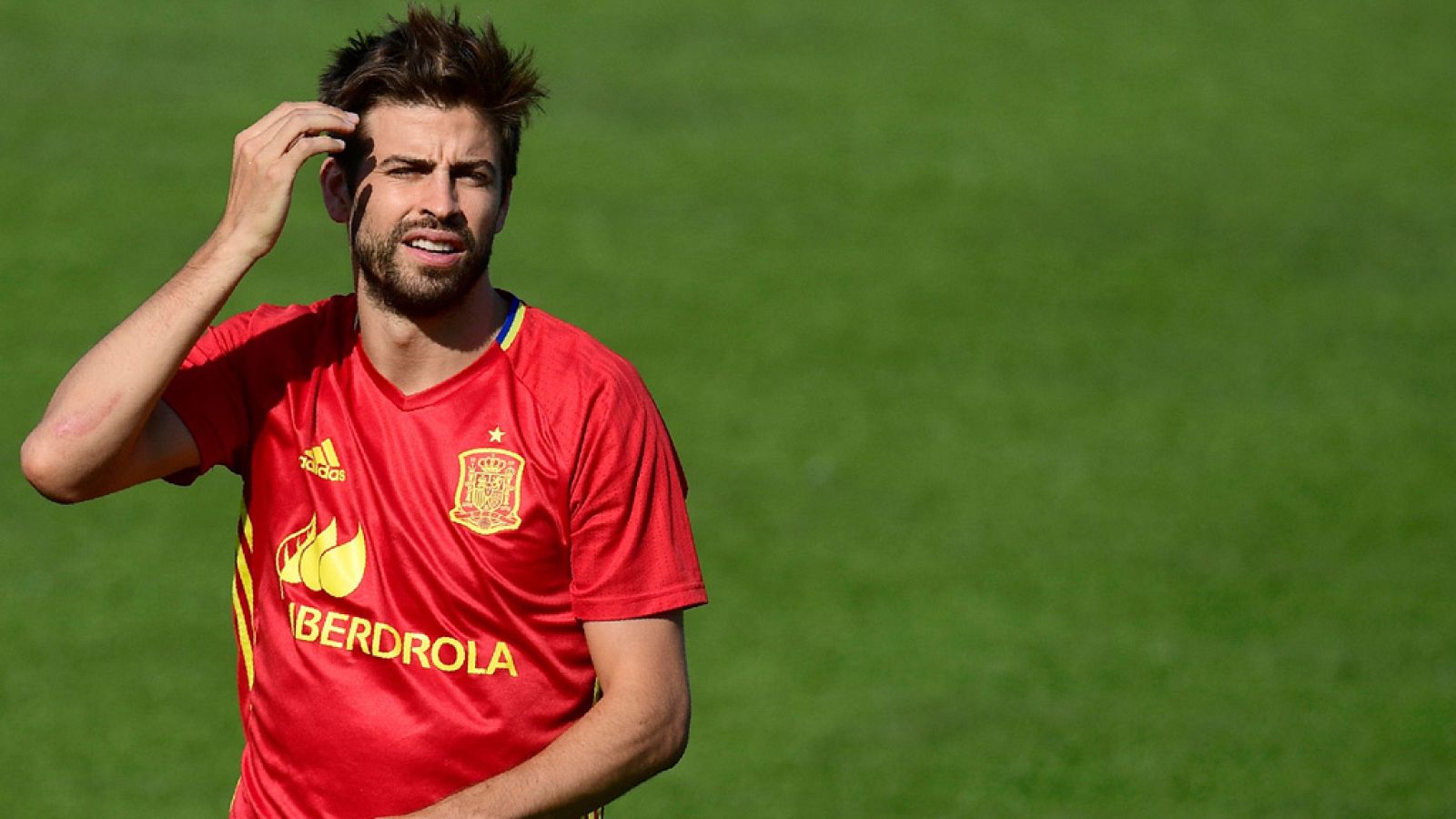 Piqué: Lo mejor es quedarme en la selección y afrontar este reto" | Ver