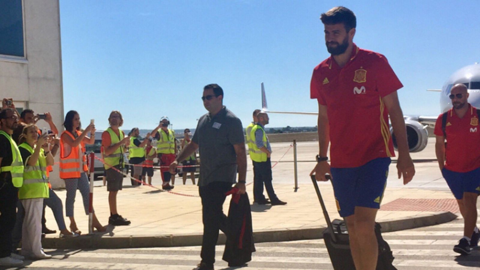 La selección llega a Alicante con Piqué en el centro de la atención | Ver