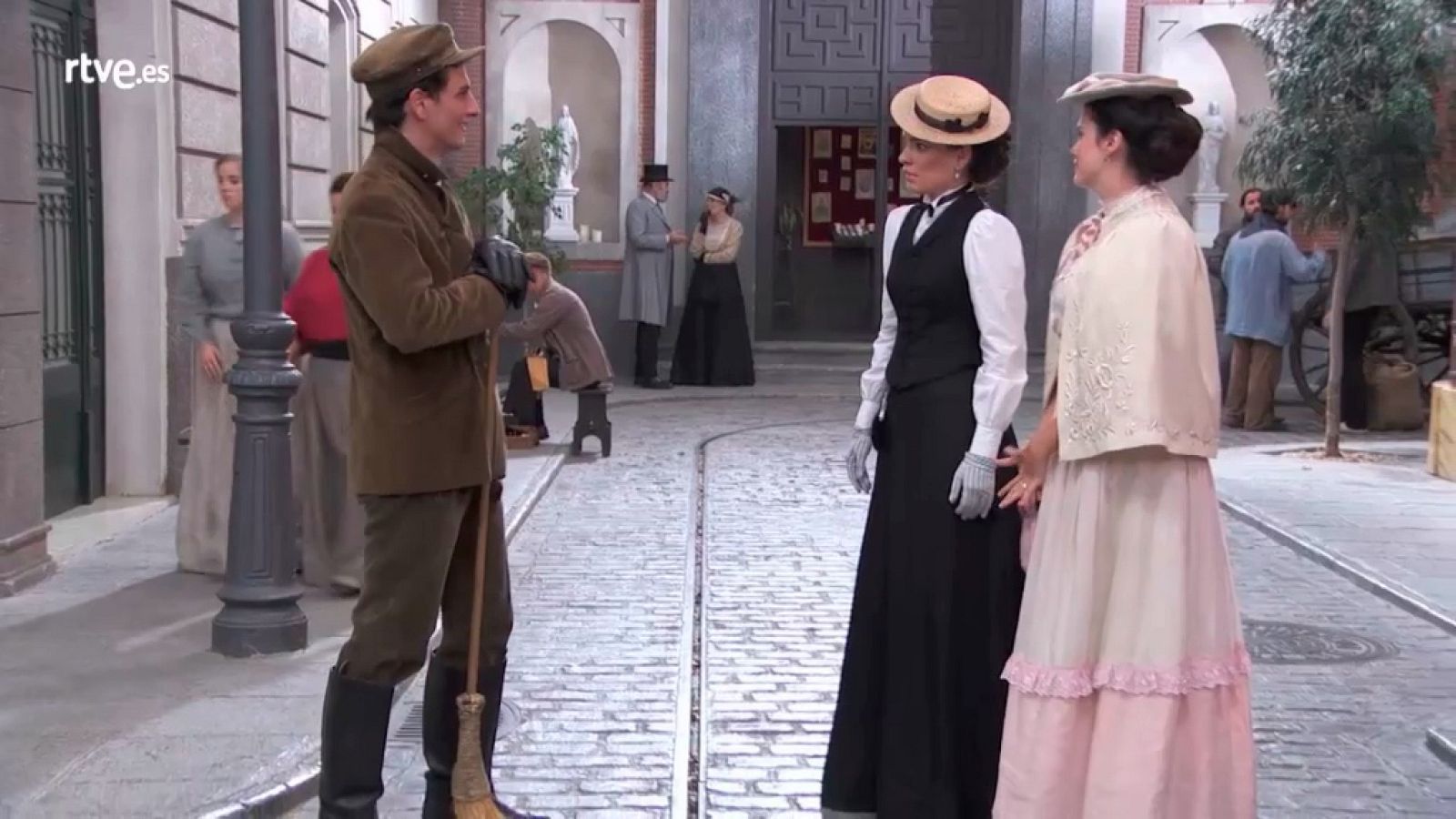 Acacias 38 - María Luisa se avergüenza de Antoñito