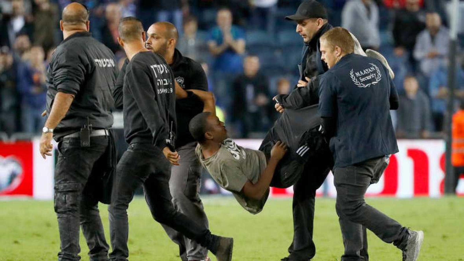 Seis espectadores del Israel-España fueron detenidos tras saltar al campo - Informativo 24h | Ver