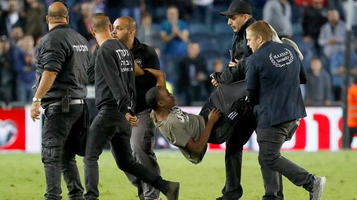 Informativo 24h - Seis espectadores del Israel-España fueron detenidos tras saltar al campo