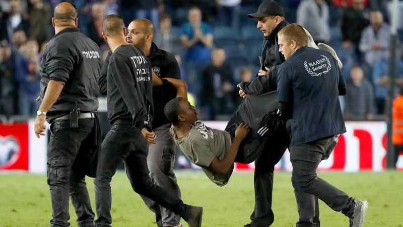 Seis espectadores del Israel-España fueron detenidos tras saltar al campo - Informativo 24h | Ver