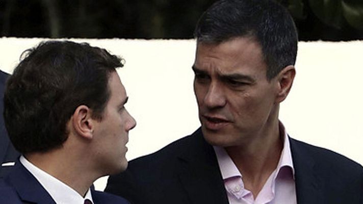 Telediario 1 - Rajoy ha aprovechado el desfile para saludar a Sánchez y a Rivera