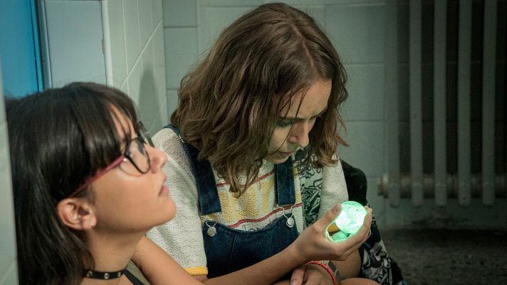 Estoy vivo - La piedra hace que Bea tenga visiones