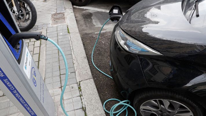 Telediario 1 - El coche eléctrico, una opción para circular con las restricciones por contaminación aún minoritaria