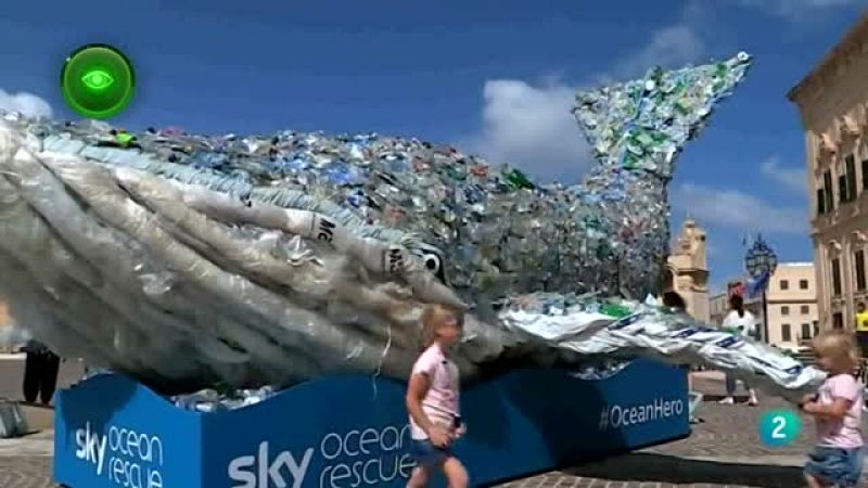 PRIMER PLANO PLASTICOS OCÉANOS