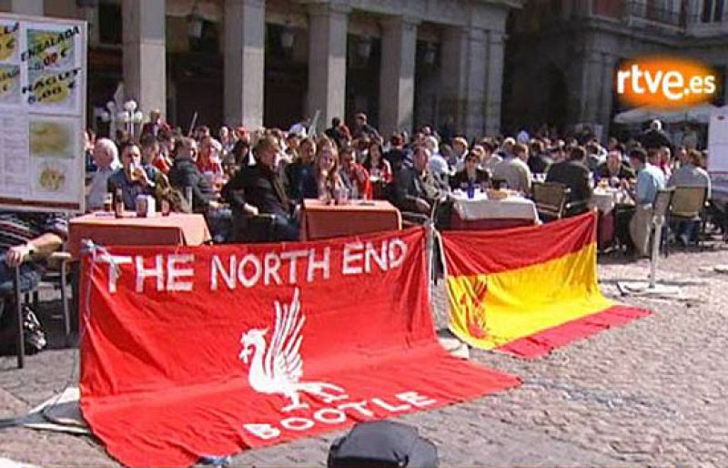 Más de 6000 aficionados del Liverpool han viajado a Madrid para apoyar a los 'reds' en su partido de Champions ante el Real Madrid. La Plaza Mayor de la capital de España se ha teñido de rojo por unas horas