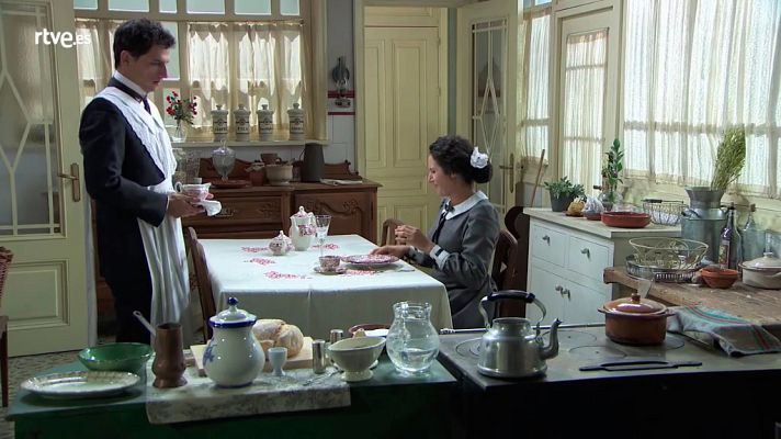 Acacias 38 - Lolita enseña a Antoñito a servir