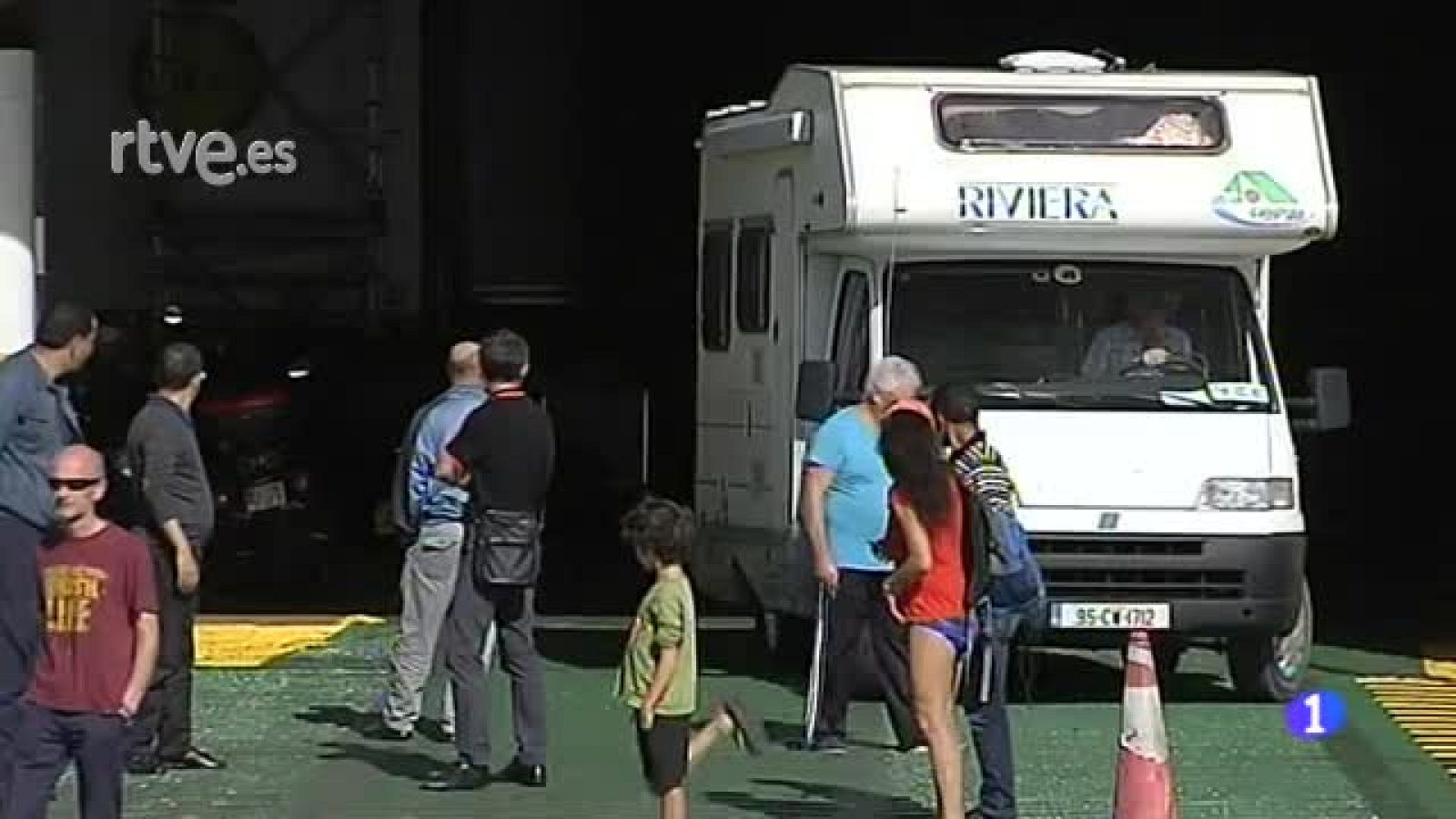 La espera de más de 200 viajeros en un barco averiado en Cádiz | Ver