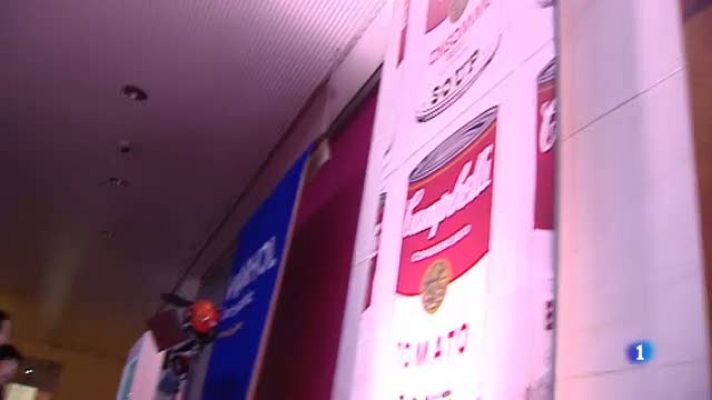 L'Informatiu - Al Caixafòrum fan una festa a l'estil del mític Andy Wathol