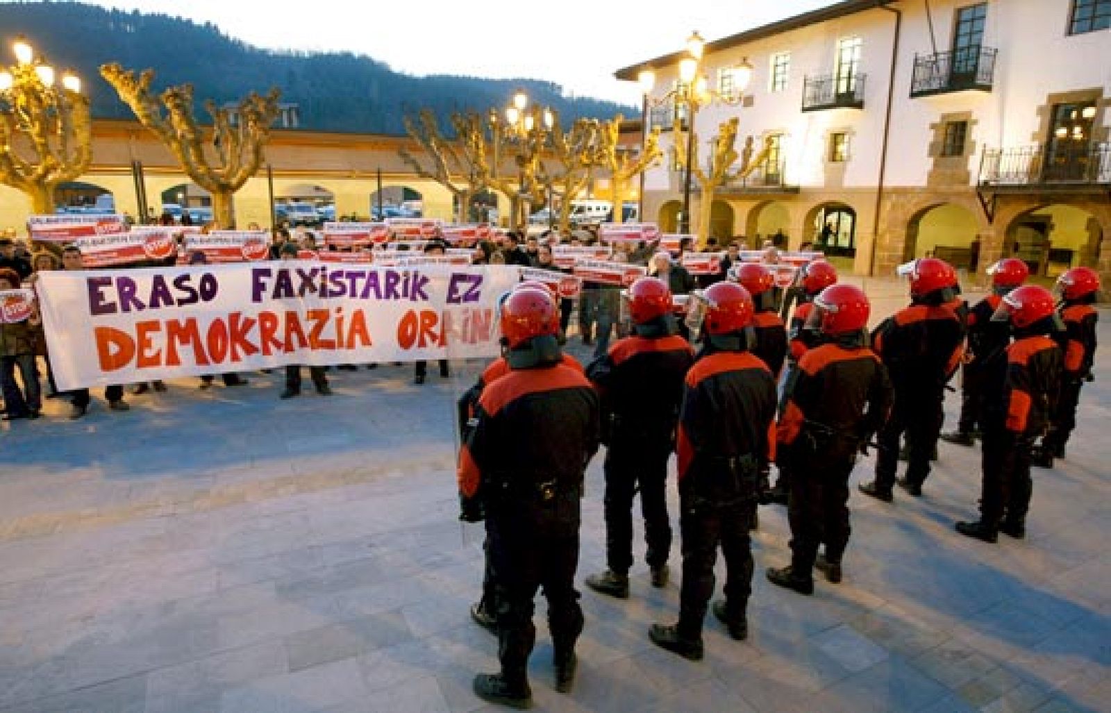 Un centenar de personas se manifiesta en Lazkao contra el joven que atacó la sede de la izquierda abertzale | Ver