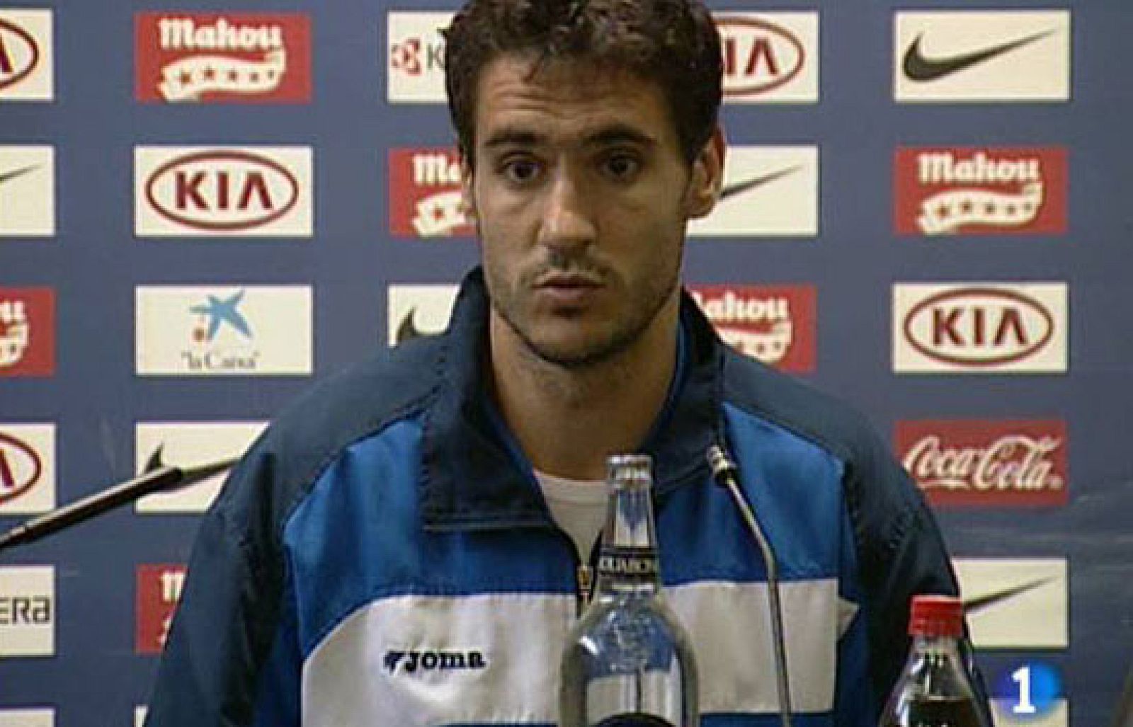 El central del Atleti, Pablo Ibáñez, se lamenta tras el fallo que le costó el gol del empate a los rojiblancos