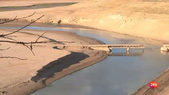  - Los vecinos se acercan a fotografiar el embalse