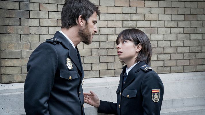 Estoy vivo - Sandra pilla a David y a Susana besándose