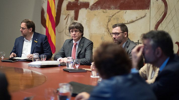 Telediario 1 - Puigdemont se reúne durante horas con consellers, partidos y entidades para abordar la respuesta al 155 sin alcanzar un acuerdo