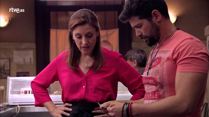 Servir y proteger - Reynaldo encuentra el billete bajo unas cajas