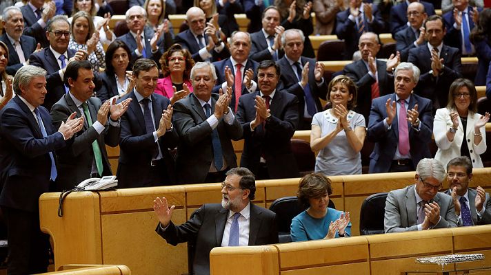Los desayunos - Los senadores del PP dedican una larga ovación a Rajoy