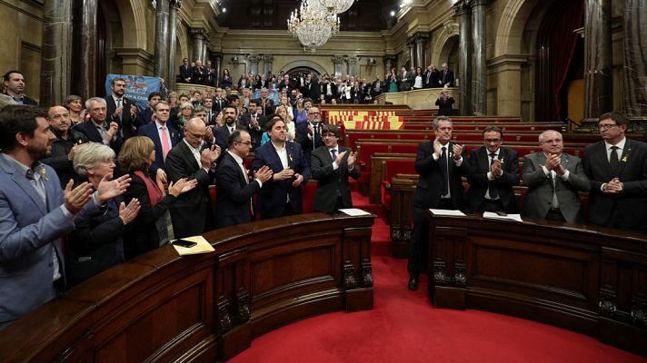  - El Parlament aprueba declarar la independencia de forma unilateral