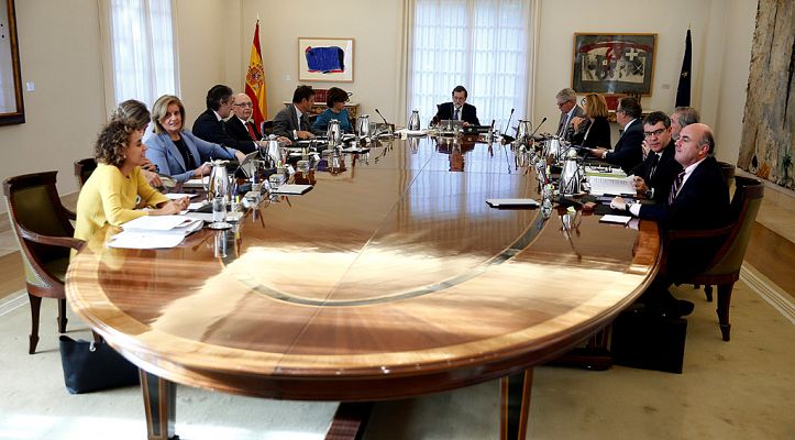 Telediario 1 - Sáenz de Santamaria asume las funciones de presidente y vicepresidente de la Generalitat con la aplicación del 155