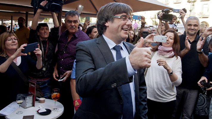 Informativo 24h - Puigdemont recibe el apoyo de ciudadanos de Girona el día después de la declaración de indepdendencia