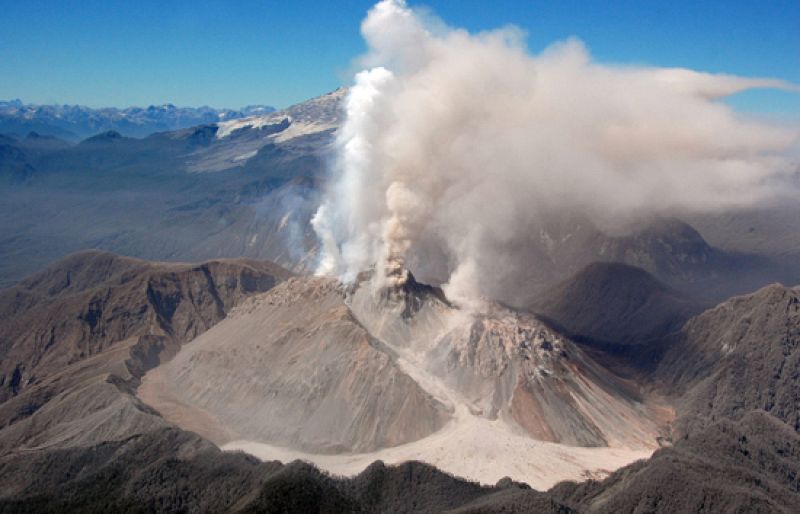 Las explosiones del volcán Chaitén, al sur de Chile, aumentan el peligro de la población cercana