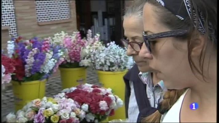  - Todos los Santos. Miles de andaluces se acercan a los camposantos