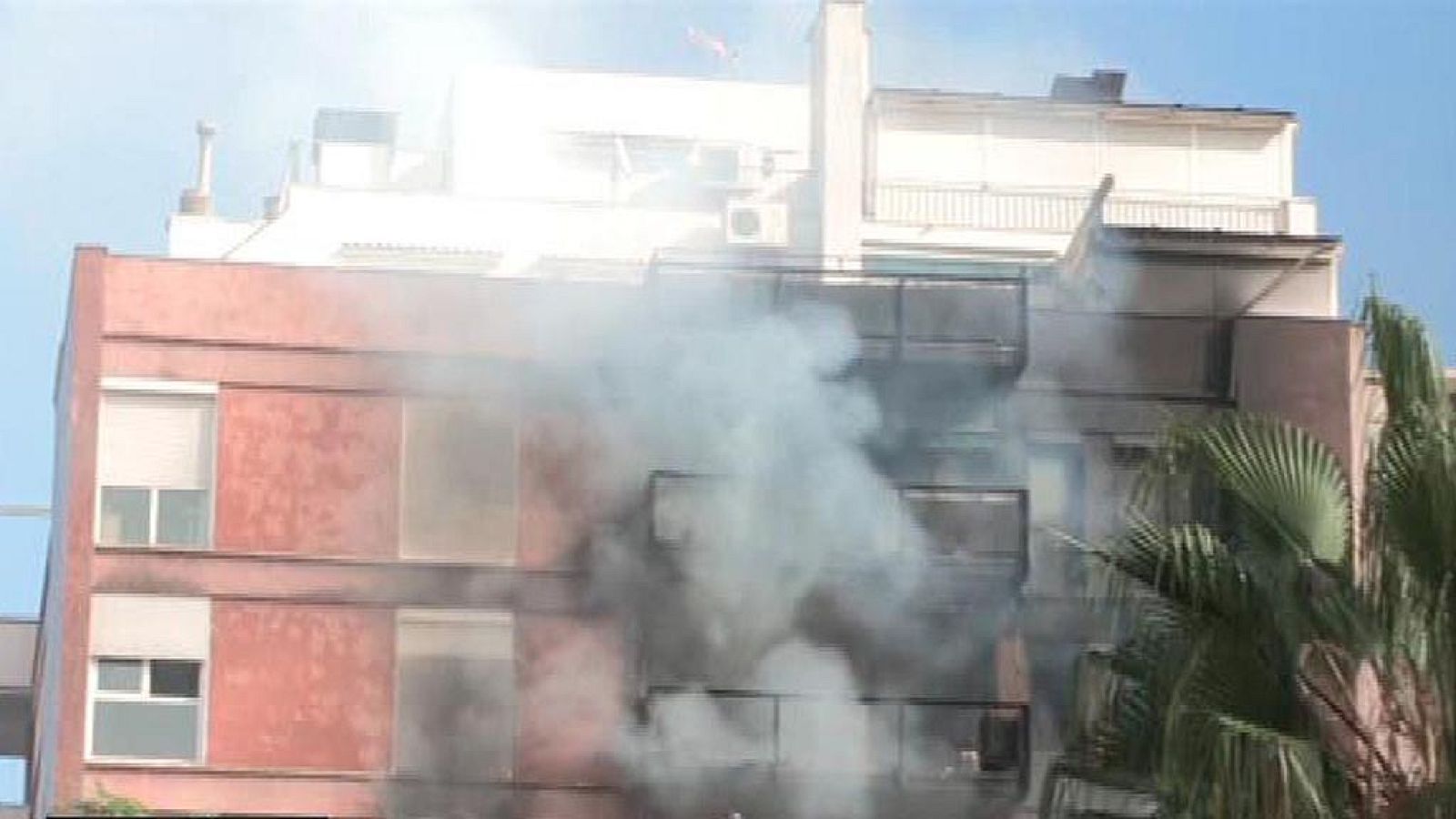 Un muerto y un herido crítico en el incendio de un bloque de viviendas en Barcelona - Informativo 24h | Ver