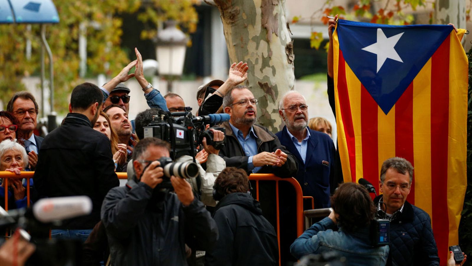 Numerosos periodistas y curiosos se agolpan a las puertas de la Audiencia Nacional y el Supremo
