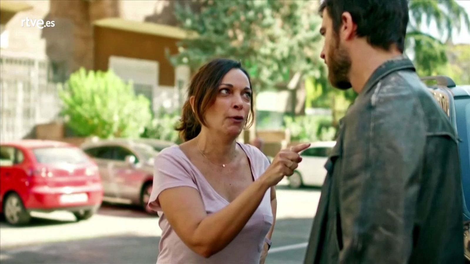 Laura le recrimina a David su relación con su hija