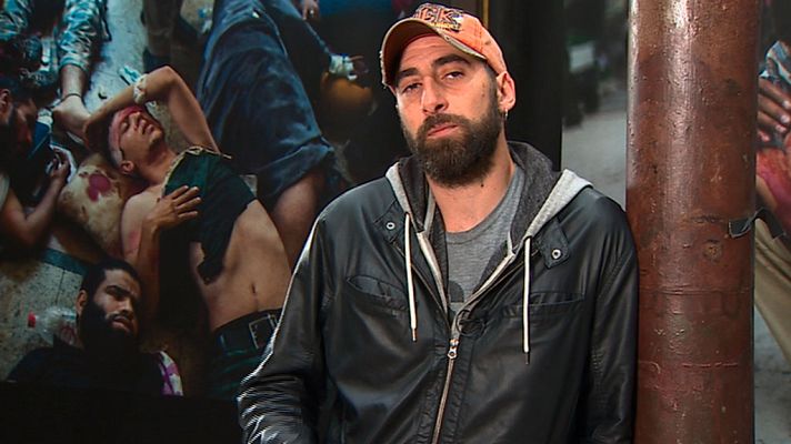 Telediario 1 - ''Un día cualquiera" así se llama la exposición del fotoperiodista Manu Brabo, ganador del Premio Pulitzer en 2013